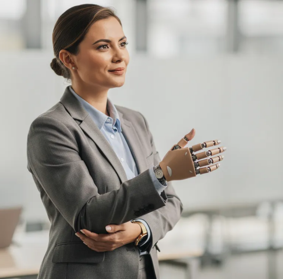 Kobieta z protezą ręki w biurze
